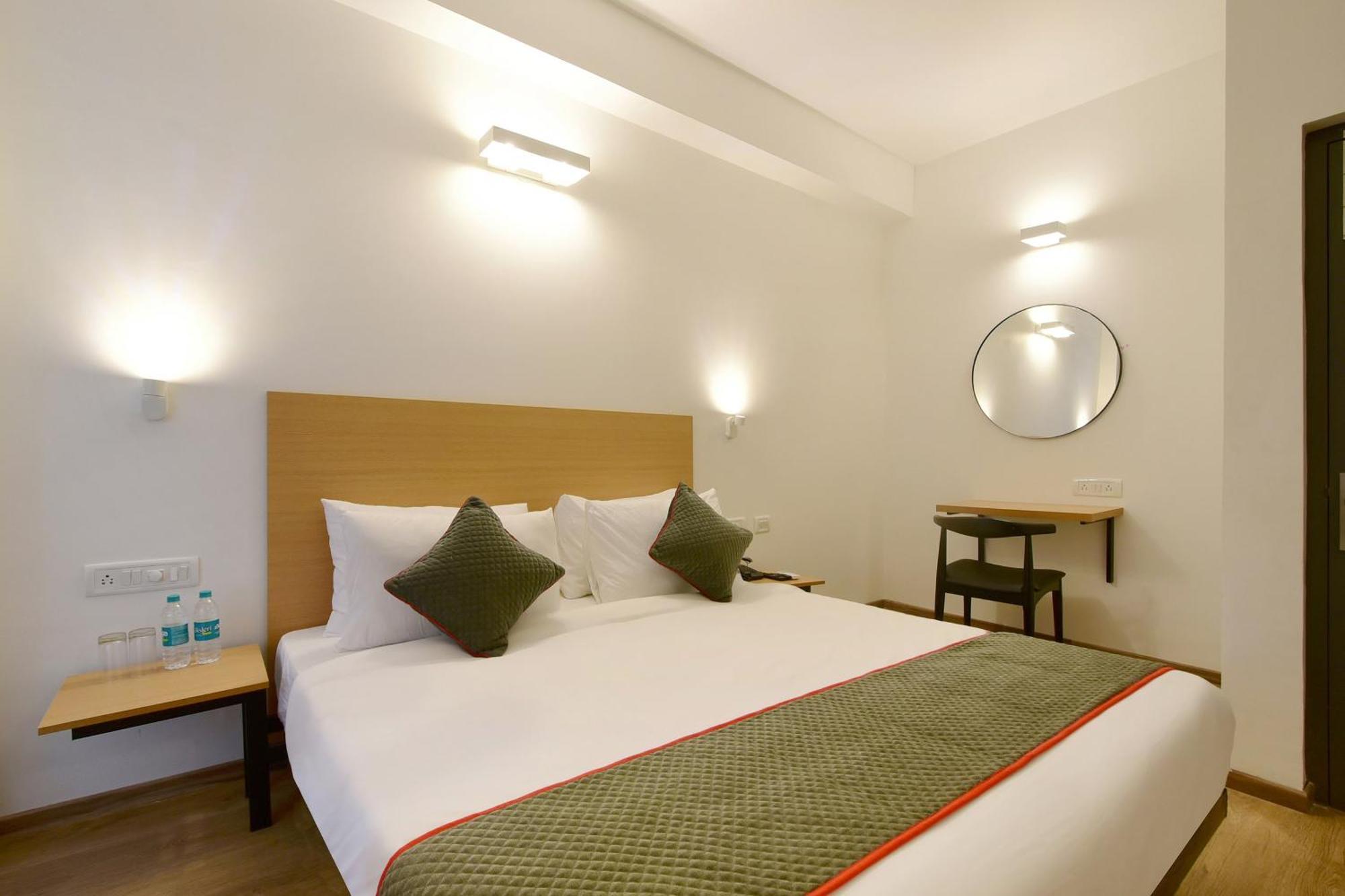 Townhouse Airport Road Hotel Yelahanka Exterior photo