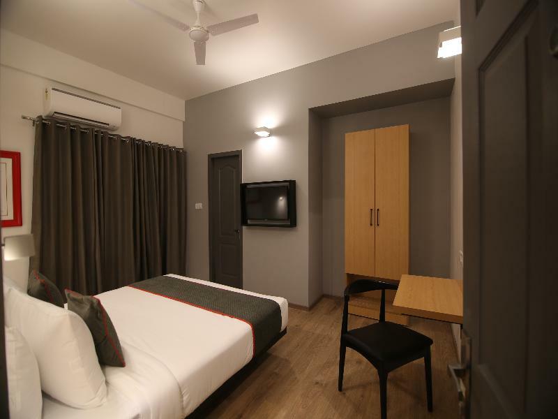 Townhouse Airport Road Hotel Yelahanka Exterior photo